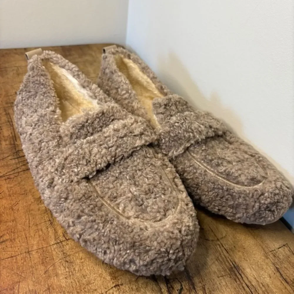 Plush Tan Fuzzy Loafers sz 42 = US women’s sz 10.5